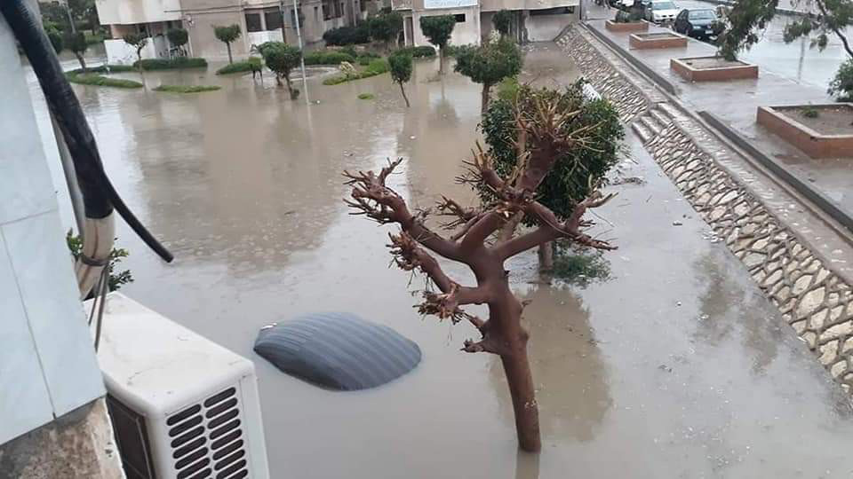Машина в воде по крышу. Египет