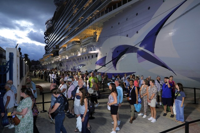 Туристы сходят с лайнера в Александрии, фото gate.ahram.org.eg