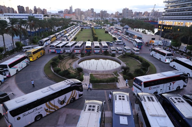 Туристы направляются на экскурсионные автобусы у терминала, фото gate.ahram.org.eg