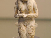 Небольшая статуя женщины эпохи Бадари